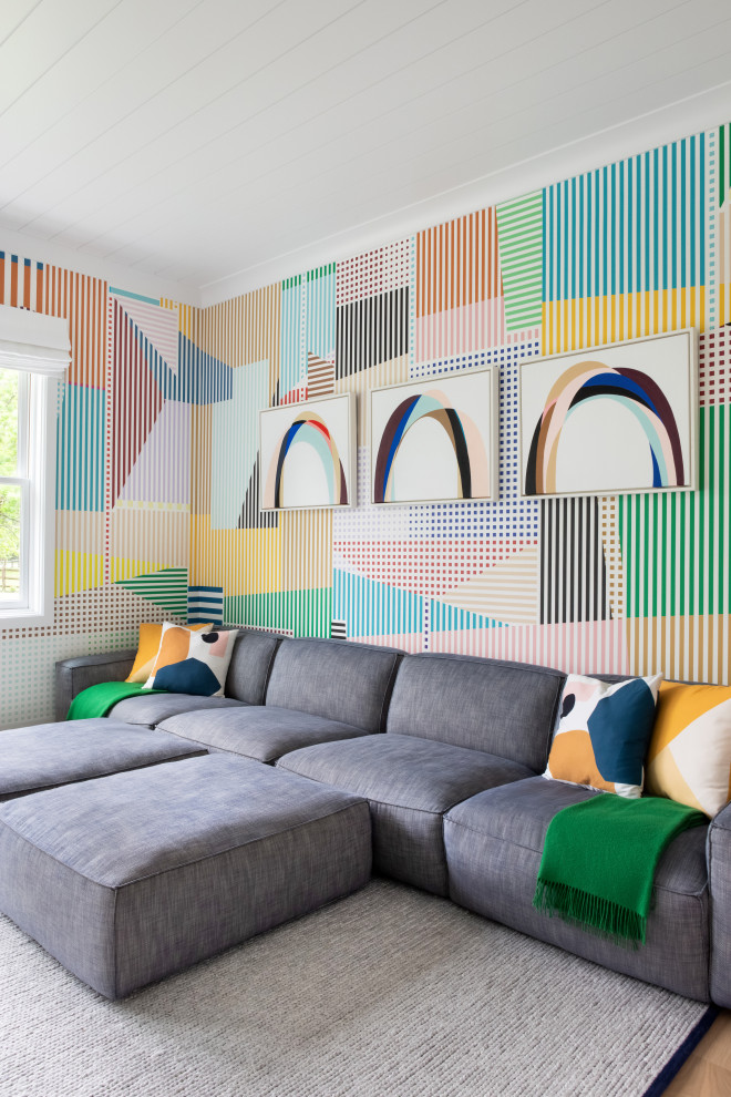 Immagine di una cameretta per bambini da 4 a 10 anni classica di medie dimensioni con pareti multicolore, parquet chiaro, pavimento marrone, soffitto in perlinato e carta da parati