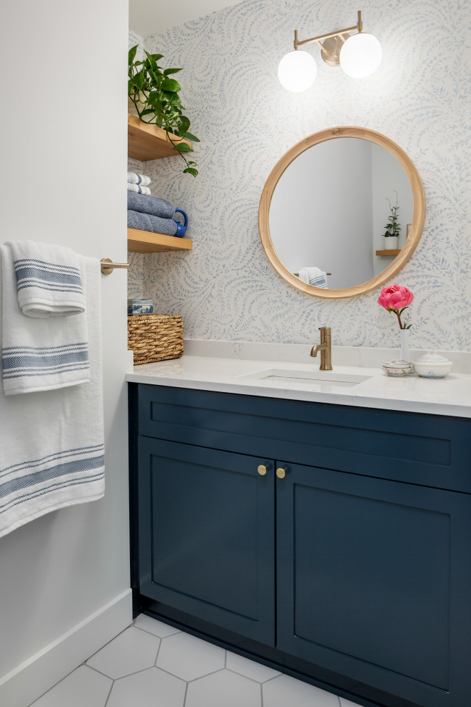 Bild på ett vintage vit vitt badrum med dusch, med skåp i shakerstil, blå skåp, en dusch i en alkov, en toalettstol med hel cisternkåpa, ett nedsänkt handfat, bänkskiva i kvartsit, vitt golv och dusch med duschdraperi
