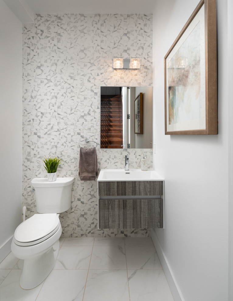 Idéer för små funkis vitt toaletter, med släta luckor, grå skåp, en toalettstol med hel cisternkåpa, vita väggar, klinkergolv i porslin och ett integrerad handfat
