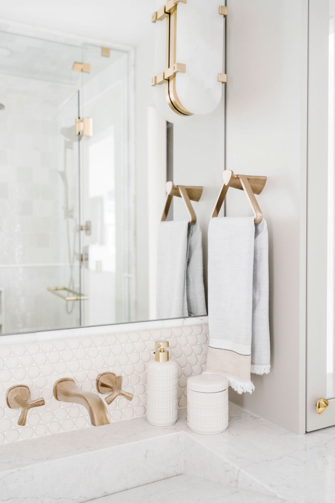 Пример оригинального дизайна: главная ванная комната среднего размера в стиле неоклассика (современная классика) с фасадами в стиле шейкер, серыми фасадами, отдельно стоящей ванной, душем без бортиков, унитазом-моноблоком, белой плиткой, керамогранитной плиткой, зелеными стенами, полом из керамогранита, монолитной раковиной, столешницей из кварцита, белым полом, душем с распашными дверями, белой столешницей, сиденьем для душа, тумбой под две раковины и встроенной тумбой