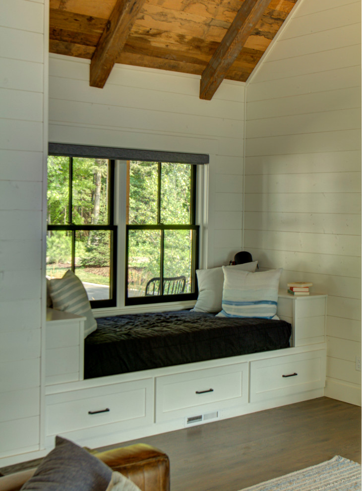Mittelgroßes, Offenes Wohnzimmer mit weißer Wandfarbe, braunem Holzboden, braunem Boden, gewölbter Decke und Holzdielenwänden in Minneapolis
