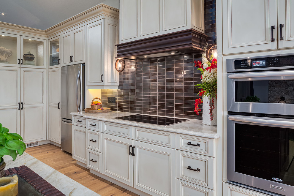 Kitchen - transitional kitchen idea in Calgary