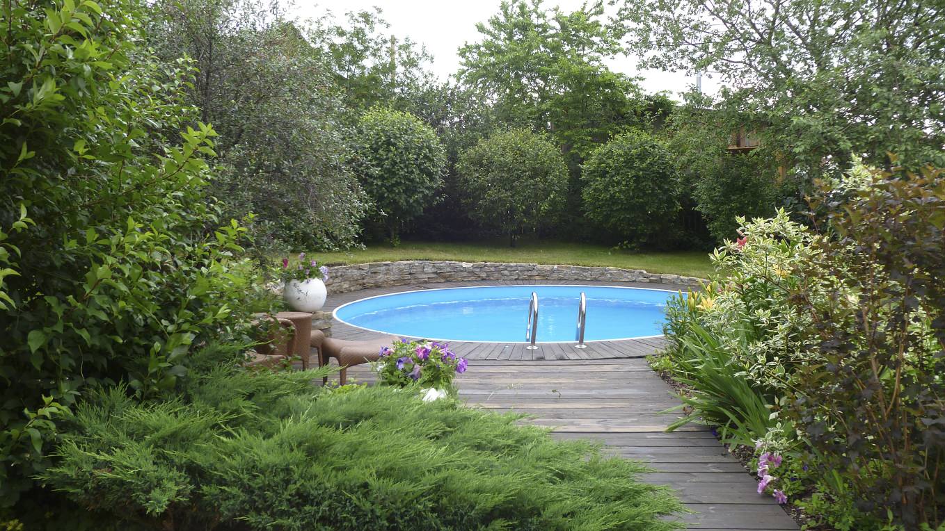 Бассейн в саду