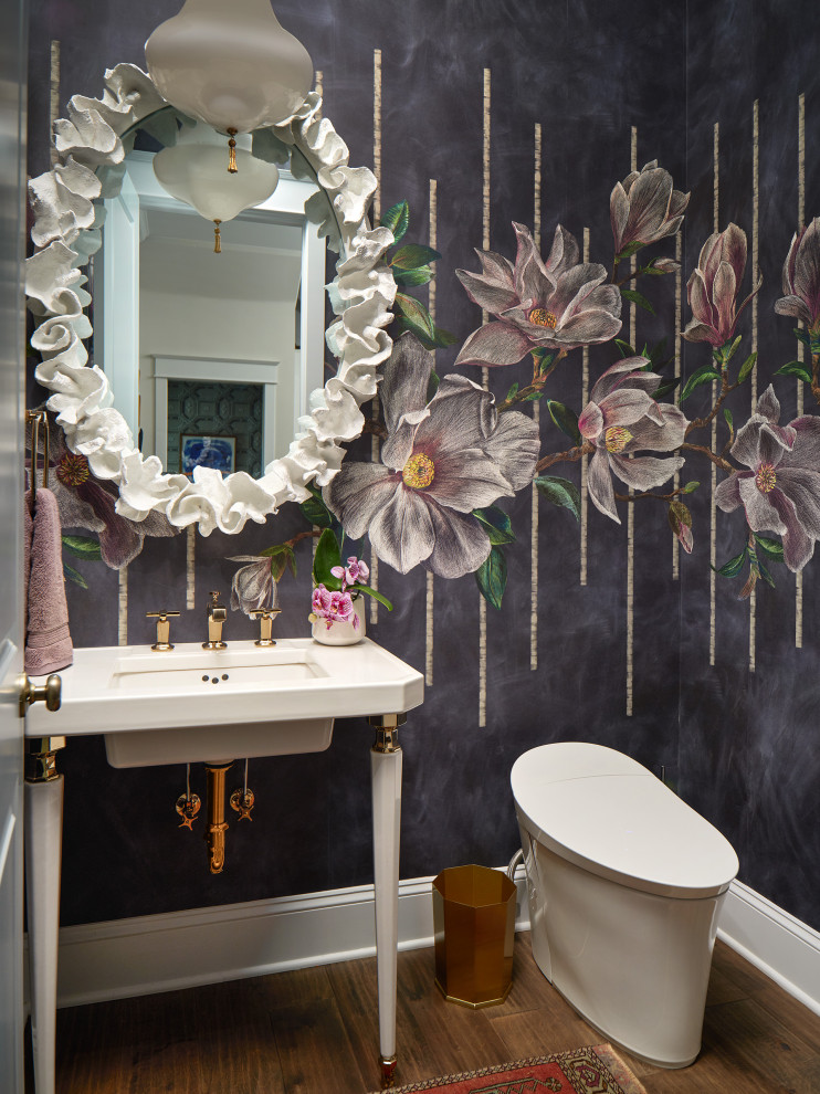 Idée de décoration pour un petit WC et toilettes tradition avec un mur violet, parquet foncé, un lavabo de ferme, un sol marron, meuble-lavabo sur pied et du papier peint.