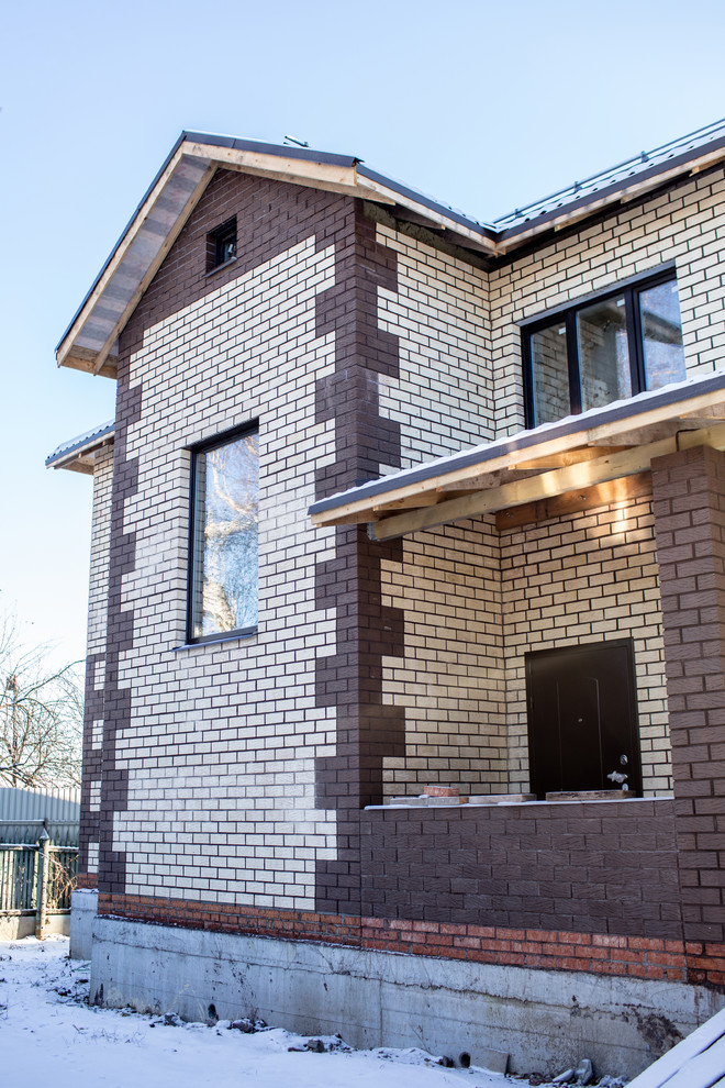 Шоколадно-коричневые пластиковые окна для загородного дома