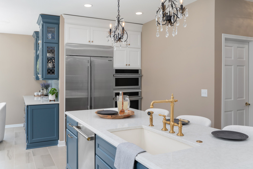 Transitional home design photo in Columbus