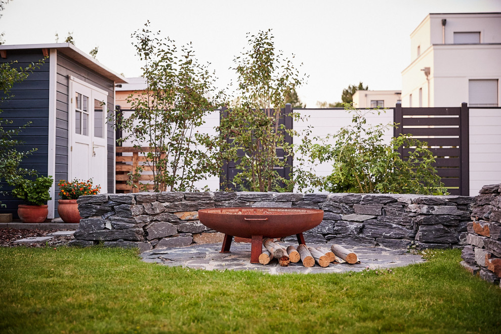 Идея дизайна: солнечный засухоустойчивый сад среднего размера на заднем дворе в стиле рустика с местом для костра, хорошей освещенностью и покрытием из гравия
