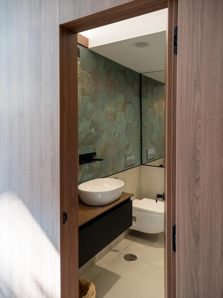 Inspiration for a modern bathroom remodel in Malaga