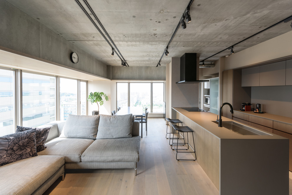 Design ideas for an industrial single-wall open plan kitchen in Fukuoka with a single-bowl sink, flat-panel cabinets, grey cabinets, grey splashback, painted wood floors, with island and grey floor.