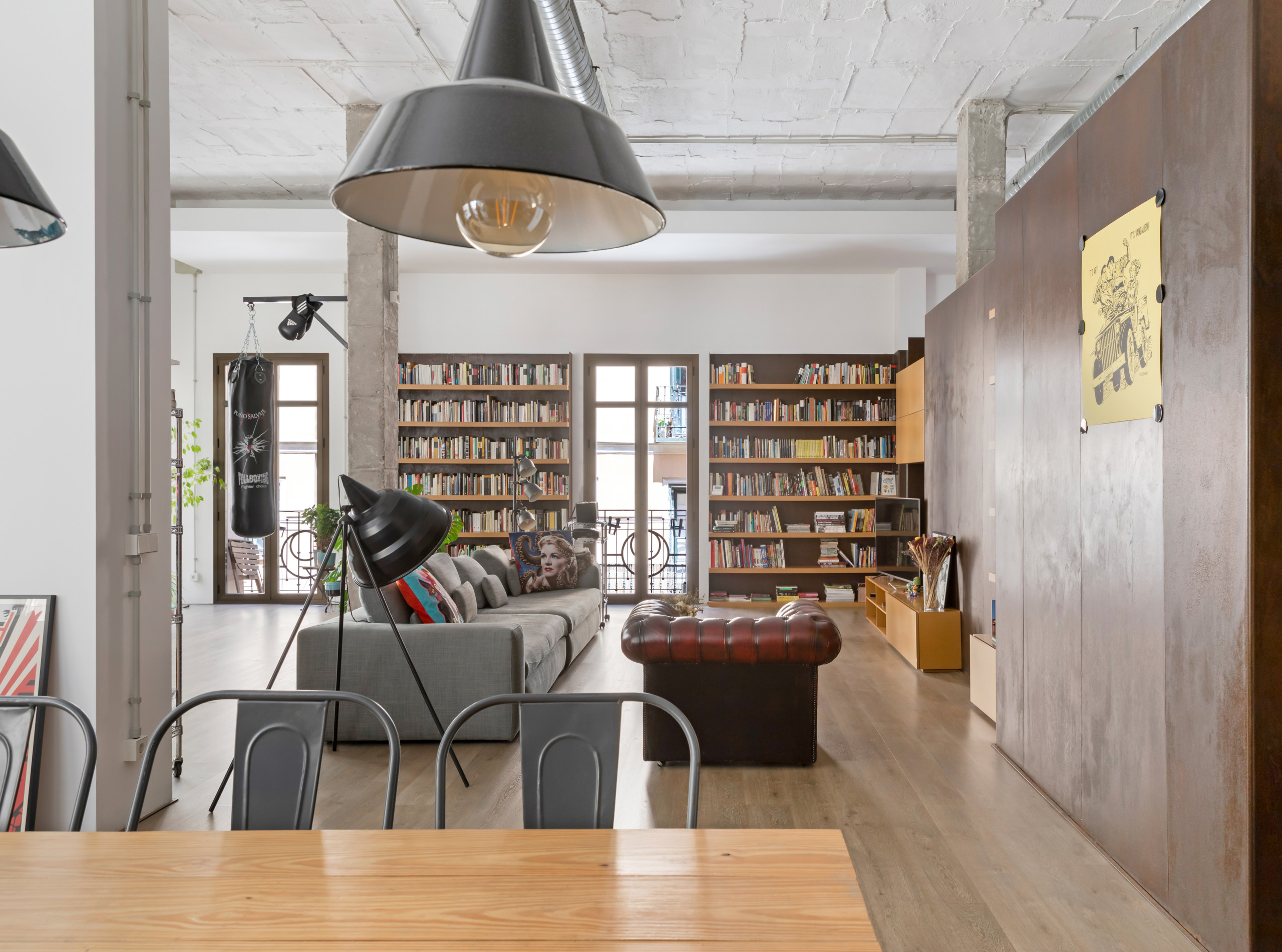 Vista desde el área de comedor hacia la fachada principal