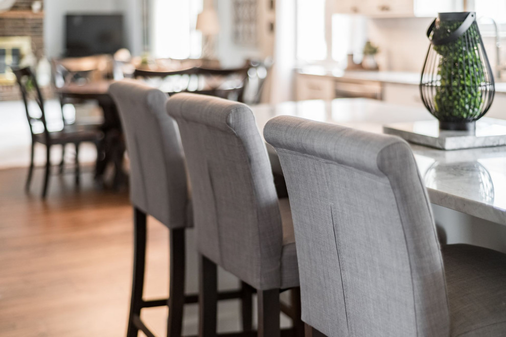 Example of a transitional home design design in Columbus