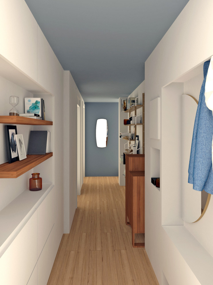 Idéer för små eklektiska hallar, med vita väggar, ljust trägolv och brunt golv