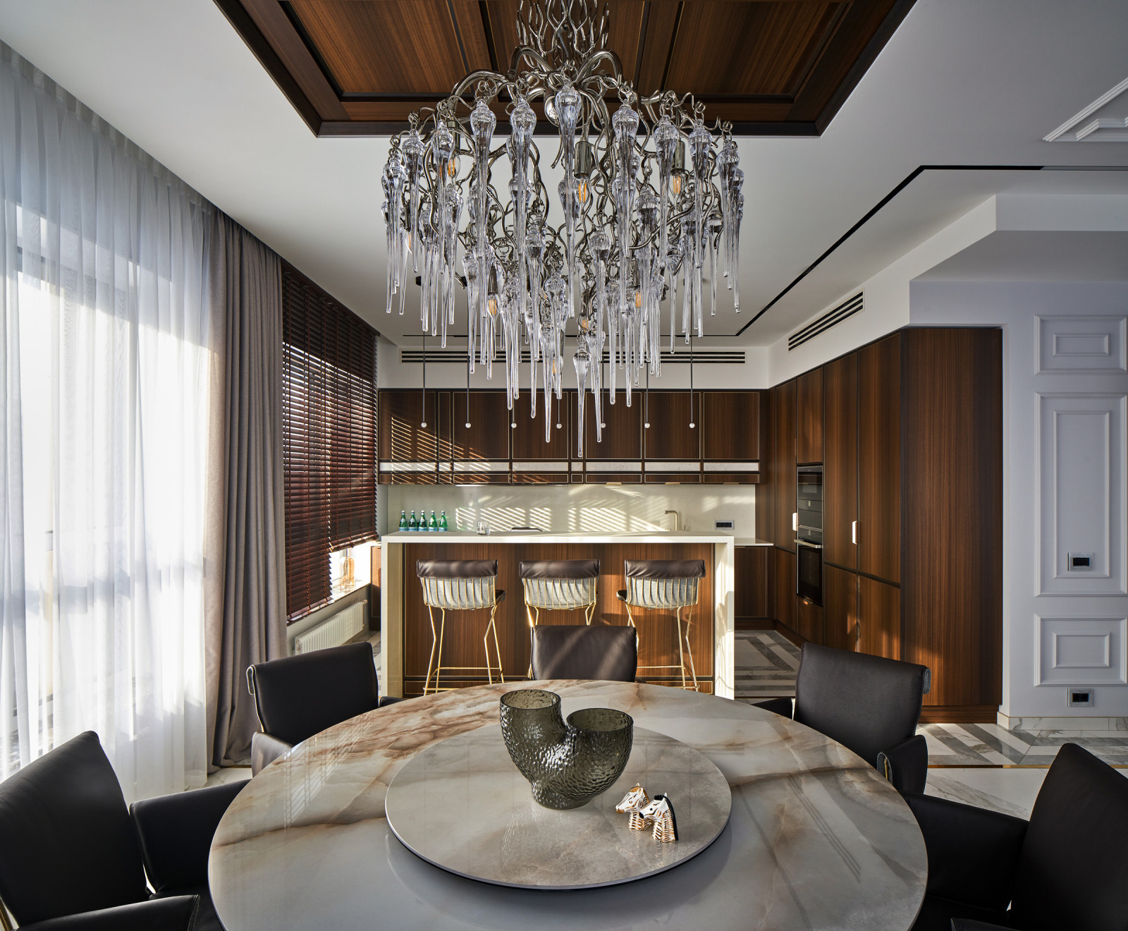 Столовая, вид на кухню