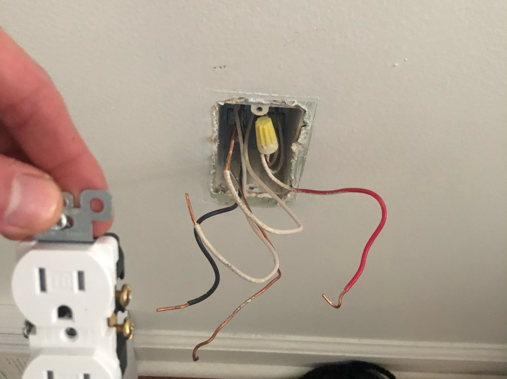 wire vs black wire outlet