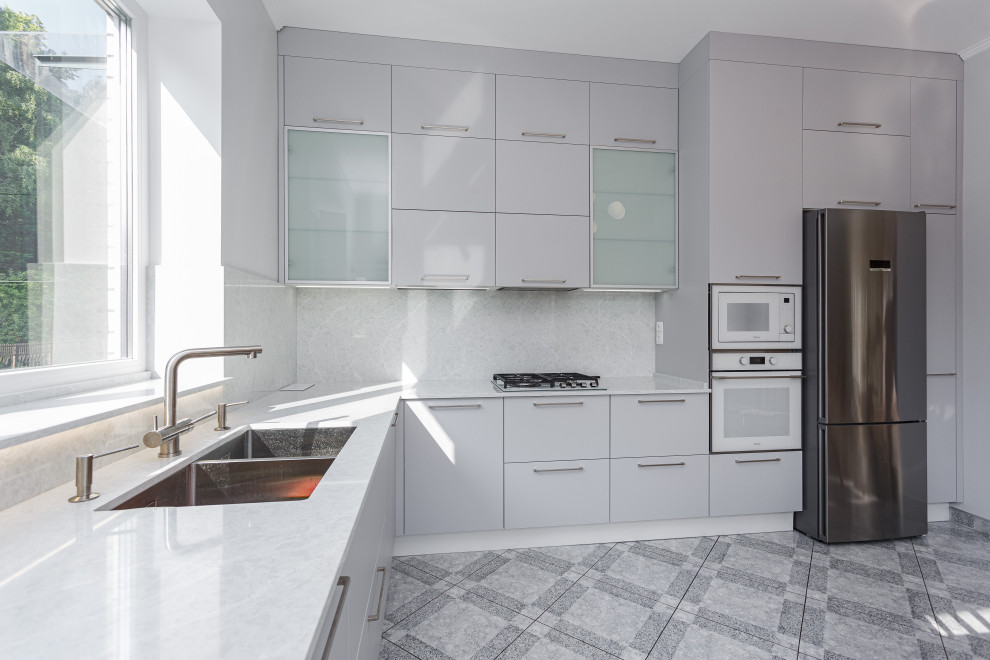 Кухня в современном стиле с каменной столешницей