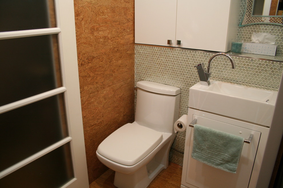 This is an example of a contemporary powder room in Montreal.