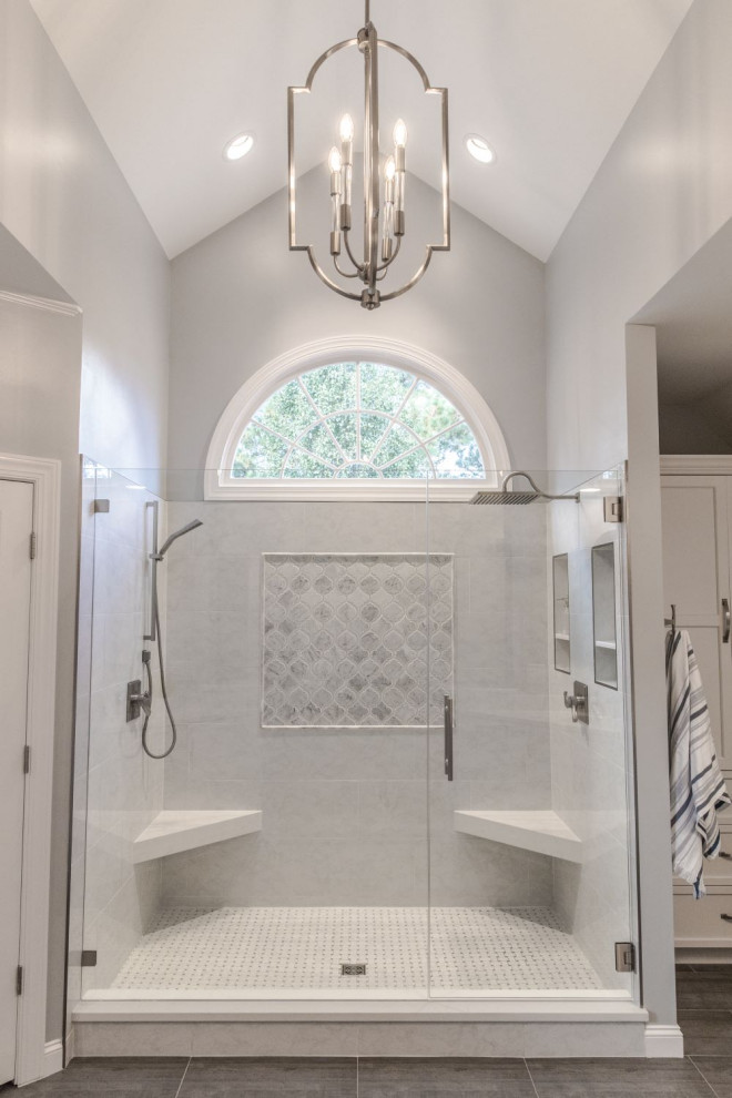 Inredning av ett klassiskt mellanstort vit vitt en-suite badrum, med skåp i shakerstil, vita skåp, en dubbeldusch, grå kakel, porslinskakel, grå väggar, klinkergolv i porslin, ett undermonterad handfat, bänkskiva i kvartsit, grått golv och dusch med gångjärnsdörr