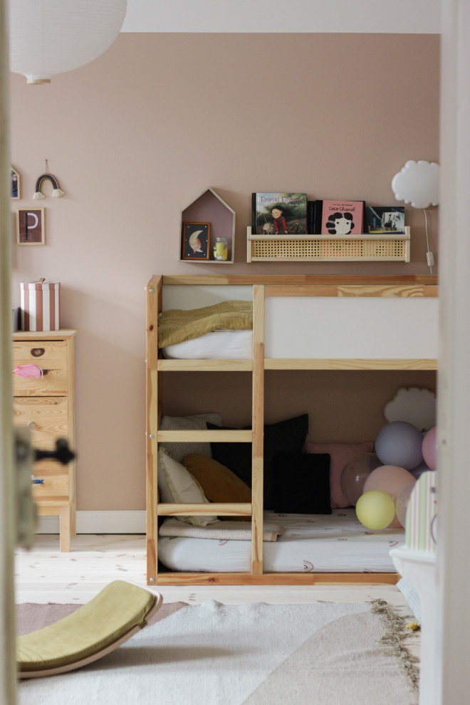 Immagine di una cameretta per bambini da 4 a 10 anni minimalista di medie dimensioni con pareti rosa, parquet chiaro, pavimento beige, soffitto in carta da parati e carta da parati
