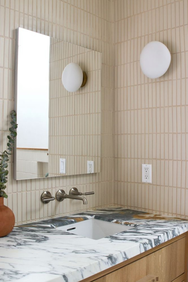 Exemple d'une grande salle de bain principale rétro avec un placard en trompe-l'oeil, des portes de placard marrons, une douche ouverte, WC à poser, un carrelage beige, des carreaux de céramique, un mur blanc, carreaux de ciment au sol, un lavabo posé, un plan de toilette en marbre, un sol multicolore, aucune cabine, un plan de toilette multicolore, une niche, meuble double vasque et meuble-lavabo encastré.