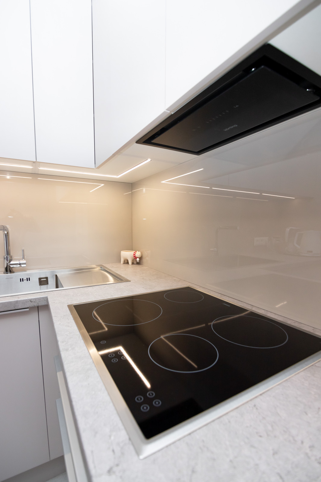 Современная угловая кухня в нежно-сером цвете