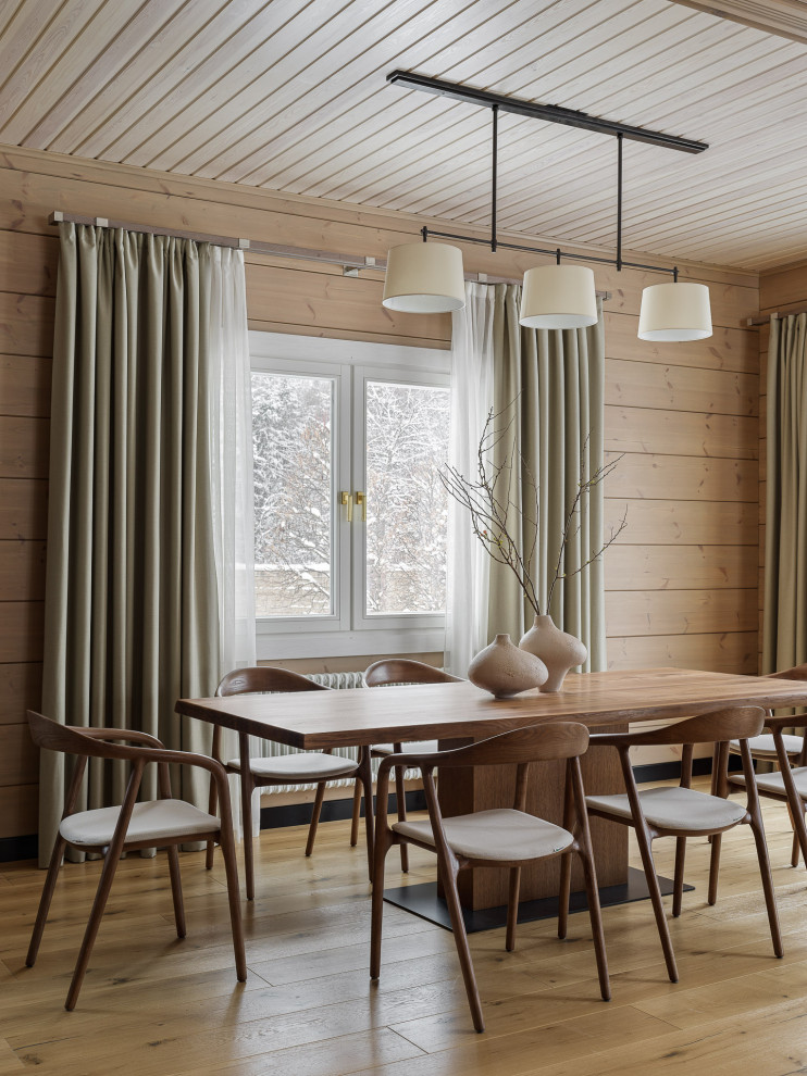 Пример оригинального дизайна: отдельная столовая в стиле рустика с паркетным полом среднего тона, коричневыми стенами, коричневым полом, деревянным потолком и деревянными стенами