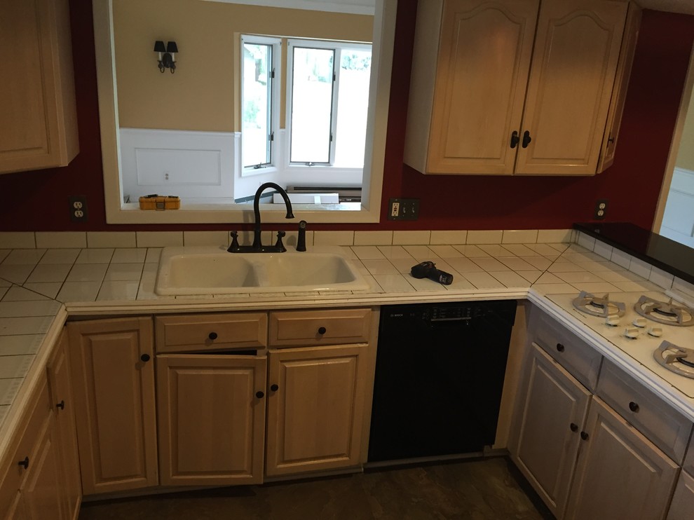 Example of a large transitional l-shaped medium tone wood floor and brown floor eat-in kitchen design in New York with a double-bowl sink, shaker cabinets, white cabinets, quartzite countertops, beige backsplash, stainless steel appliances, an island and black countertops