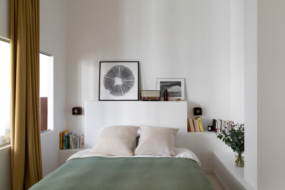 На фото: хозяйская спальня в стиле модернизм с белыми стенами, ковровым покрытием и бежевым полом