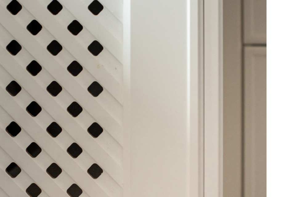 Кухня с витриной в белом цвете