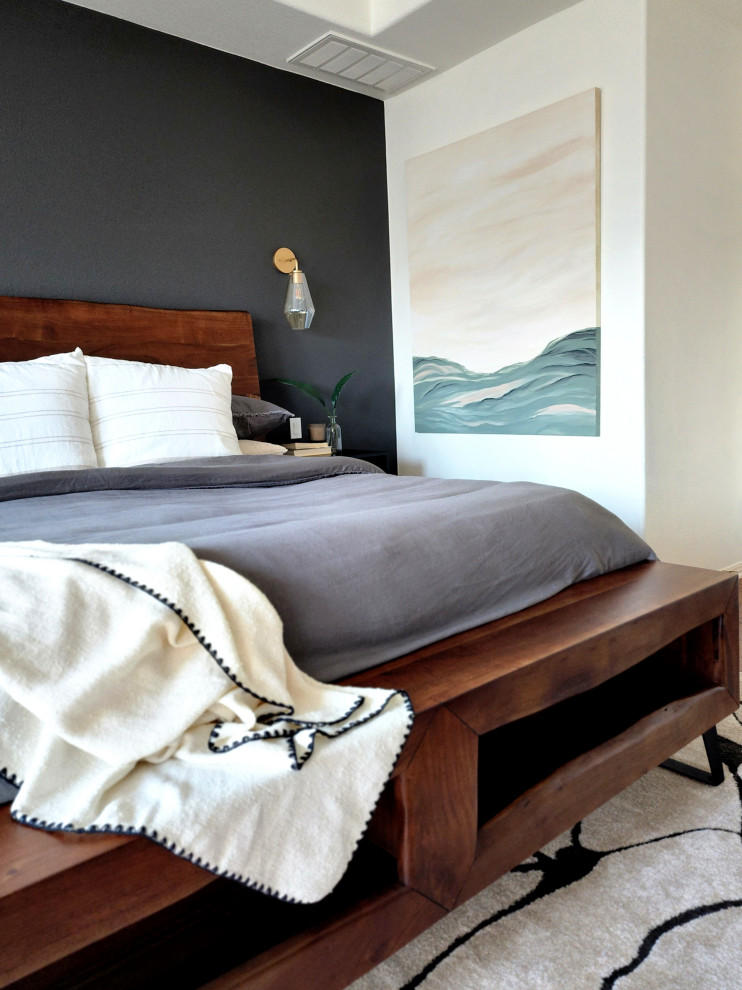 Großes Retro Hauptschlafzimmer ohne Kamin mit weißer Wandfarbe, braunem Holzboden, braunem Boden und eingelassener Decke in Austin