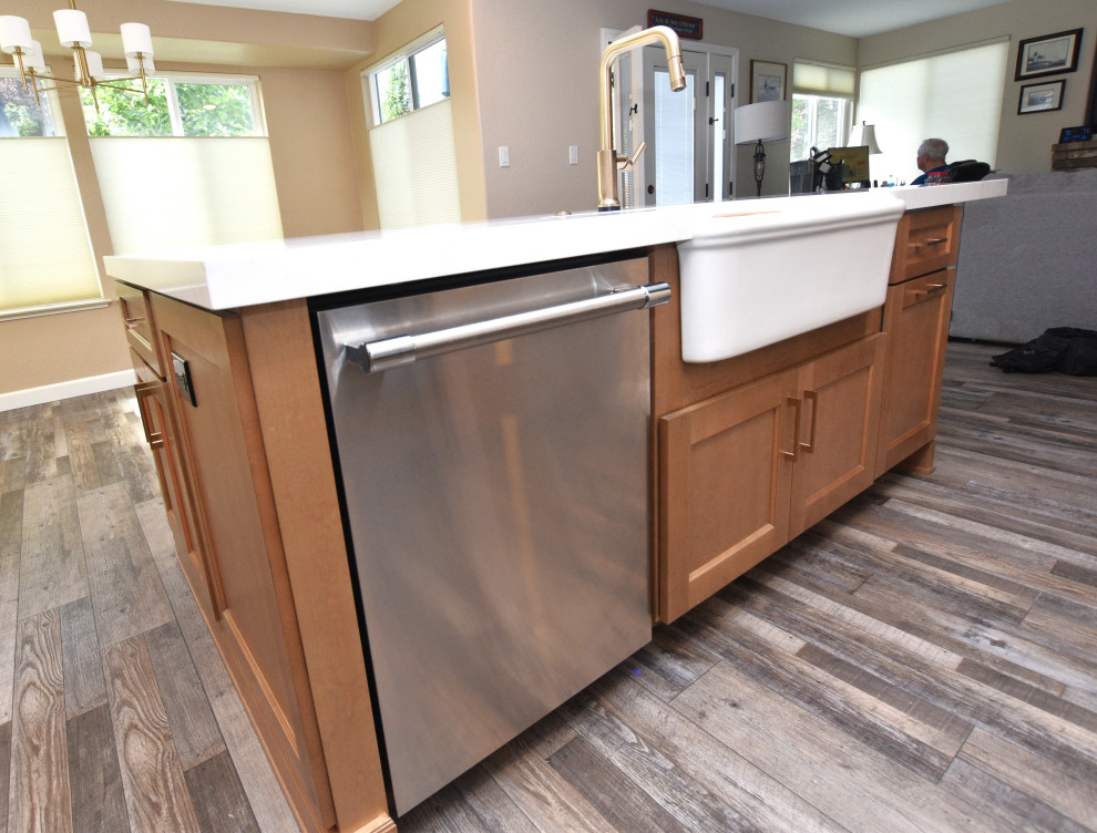 Example of a mid-sized transitional vinyl floor eat-in kitchen design with a farmhouse sink, shaker cabinets, medium tone wood cabinets, quartzite countertops, white backsplash, stone slab backsplash, stainless steel appliances, an island and white countertops