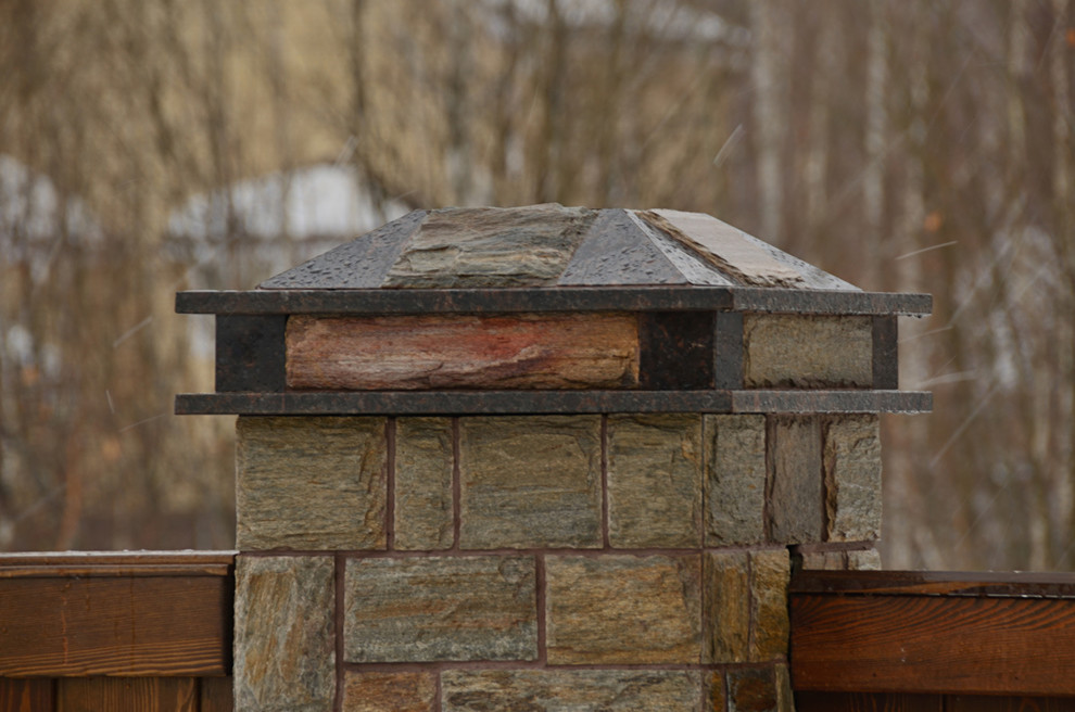 Забор из камня и дерева