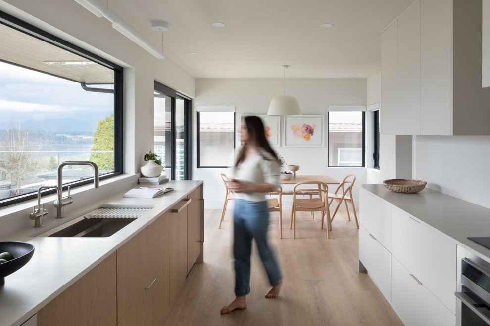 Kitchen - kitchen idea in Vancouver