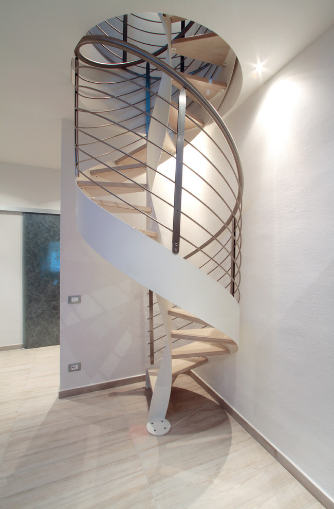 Idée de décoration pour un petit escalier sans contremarche hélicoïdal minimaliste avec des marches en bois.