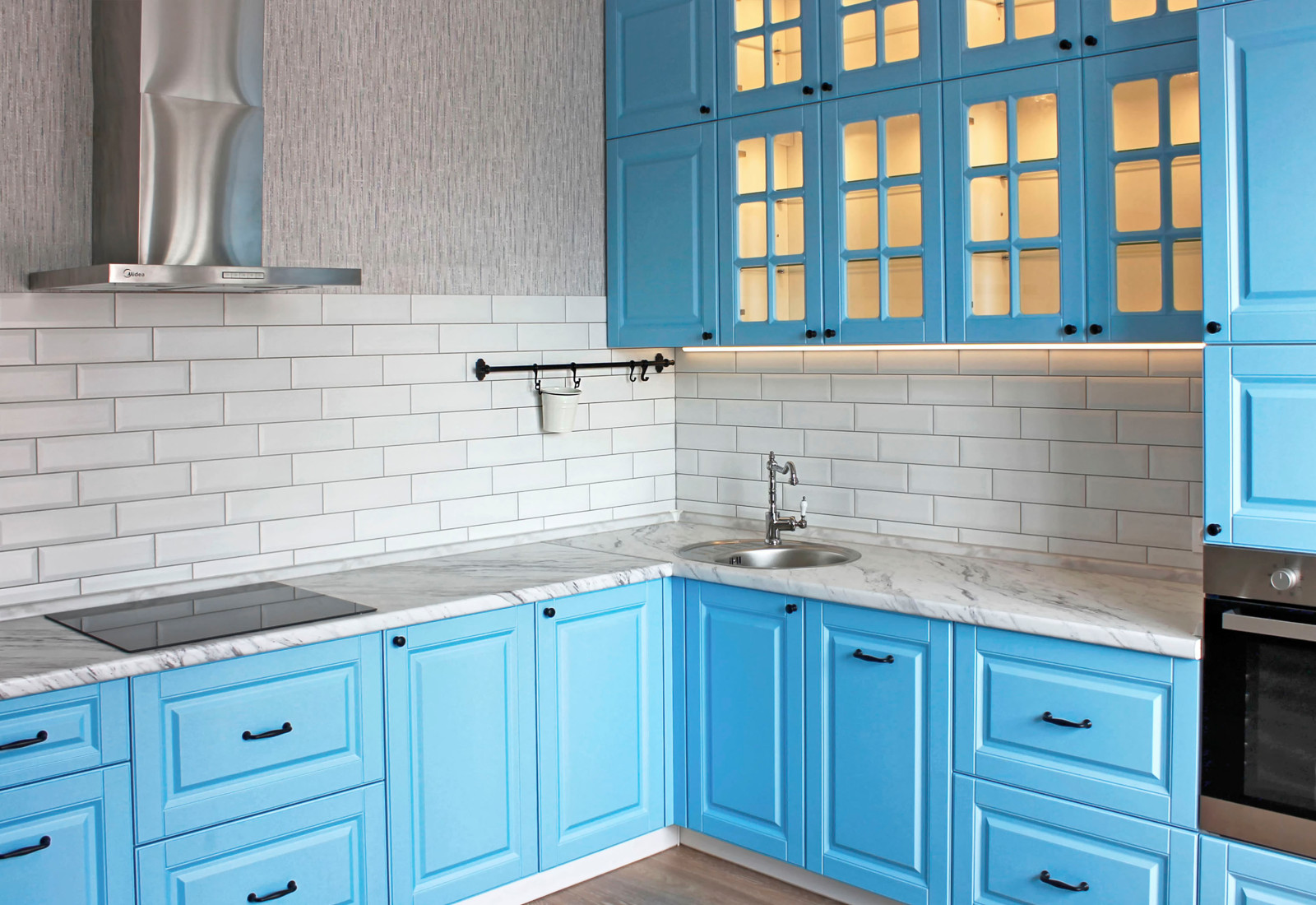 Голубая кухня в стиле "современная классика"