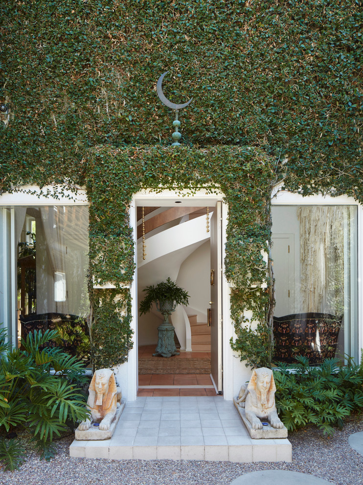 Example of a mid-sized eclectic home design design in Los Angeles
