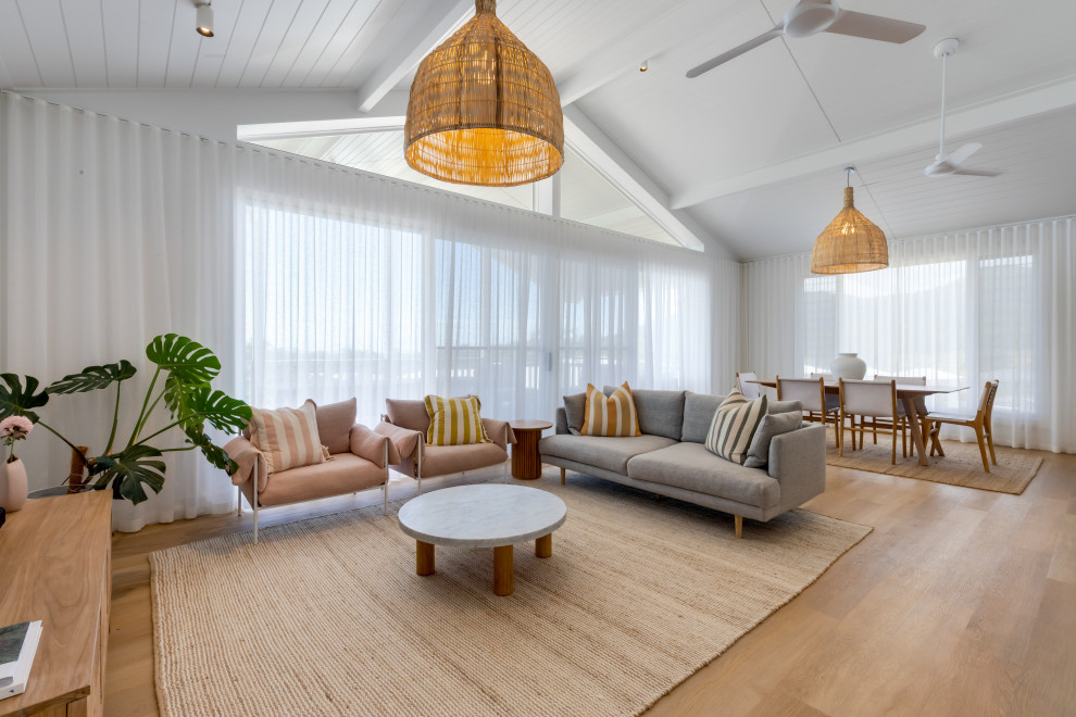 Foto de salón abierto y abovedado contemporáneo con paredes blancas, suelo de madera en tonos medios, suelo marrón, vigas vistas y machihembrado