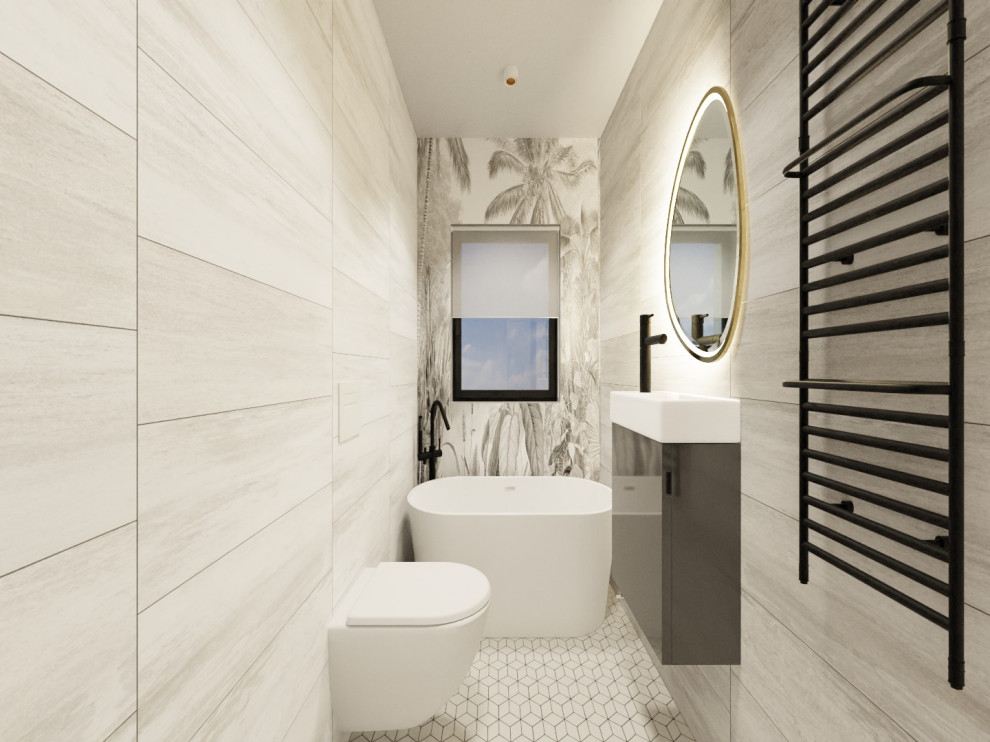 Badezimmer En Suite With Lamellenschränken, dunklen Holzschränken, freistehender Badewanne, bodengleicher Dusche, Wandtoilette mit Spülkasten, grauen Fliesen, Travertinfliesen, weißer Wandfarbe, Keramikboden, Laminat-Waschtisch, weißem Boden, Falttür-Duschabtrennung, schwarzer Waschtischplatte, Einzelwaschbecken and schwebendem Waschtisch in Chicago