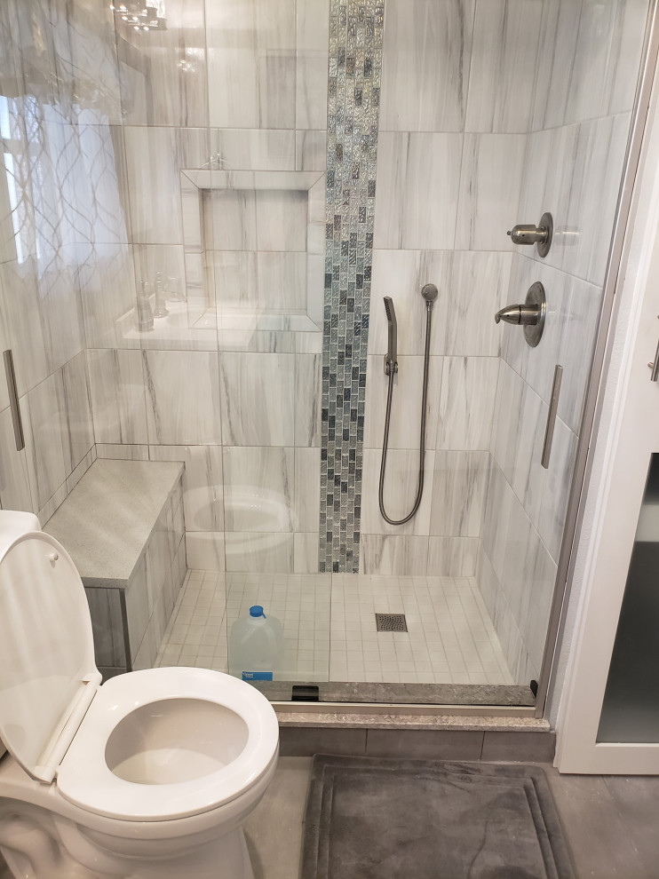 Idéer för att renovera ett litet funkis flerfärgad flerfärgat badrum med dusch, med skåp i shakerstil, grå skåp, en öppen dusch, en toalettstol med hel cisternkåpa, flerfärgad kakel, keramikplattor, blå väggar, klinkergolv i keramik, ett nedsänkt handfat, bänkskiva i kvarts, grått golv och dusch med gångjärnsdörr