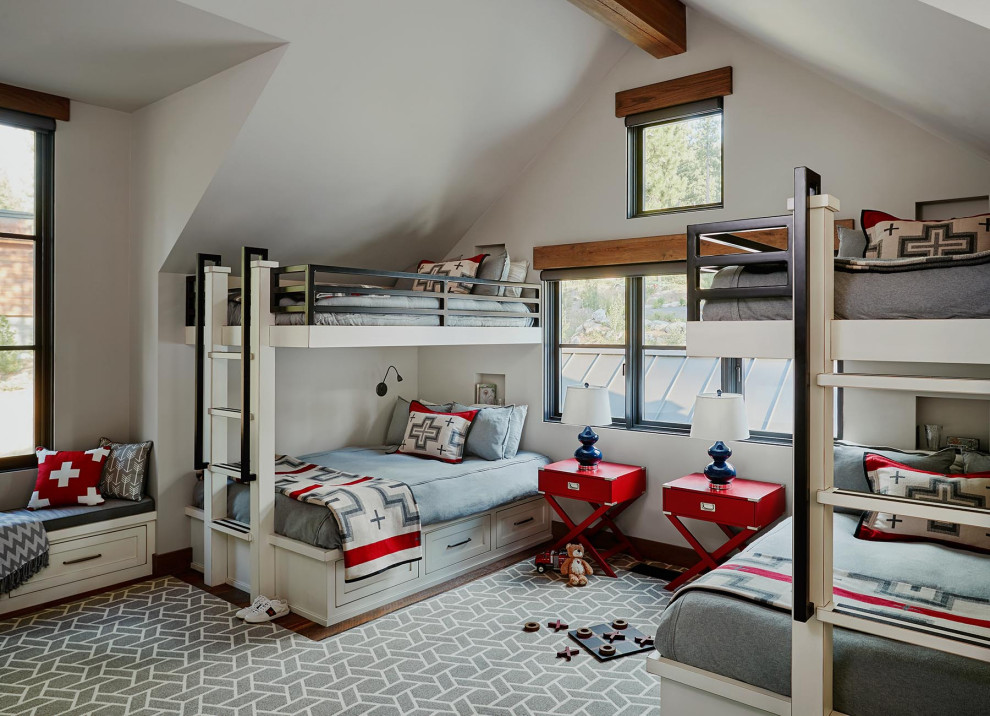 Ejemplo de dormitorio infantil de 4 a 10 años y abovedado rural con paredes blancas, suelo de madera en tonos medios, suelo marrón y vigas vistas