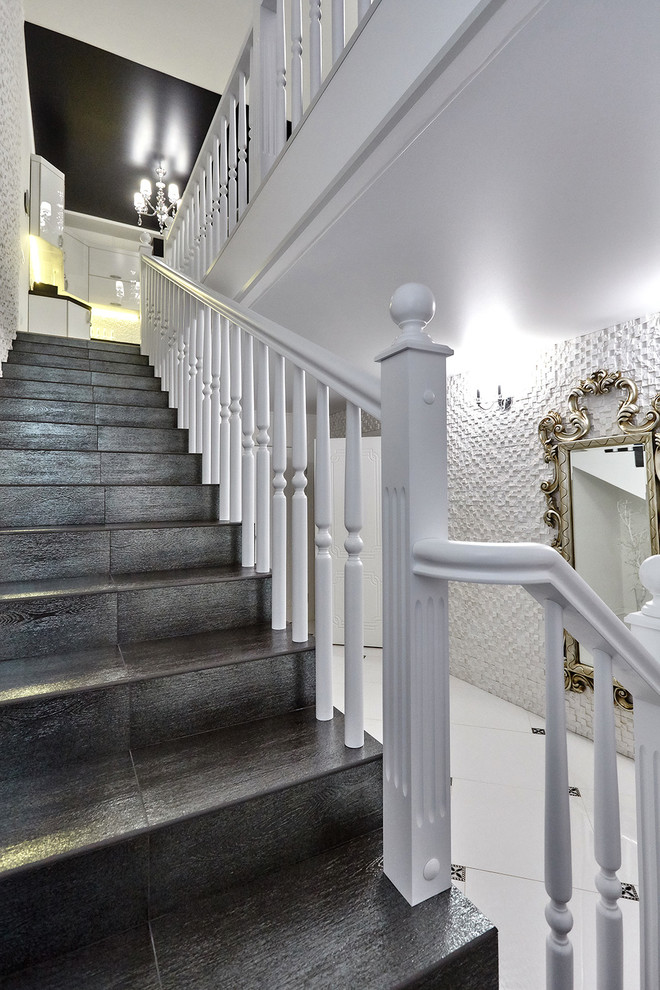 Дуплекс в трех уровнях и чёрно-белых тонах.