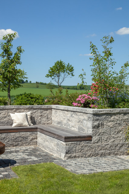 Sitzecke im Garten mit Feuerstelle - Landhausstil - Garten - Frankfurt am Main - von Rinn Beton- und Naturstein