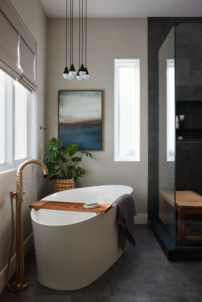 Cette image montre une salle de bain traditionnelle avec une baignoire indépendante, une douche d'angle, un carrelage noir, des carreaux de porcelaine, un sol en carrelage de porcelaine et du papier peint.