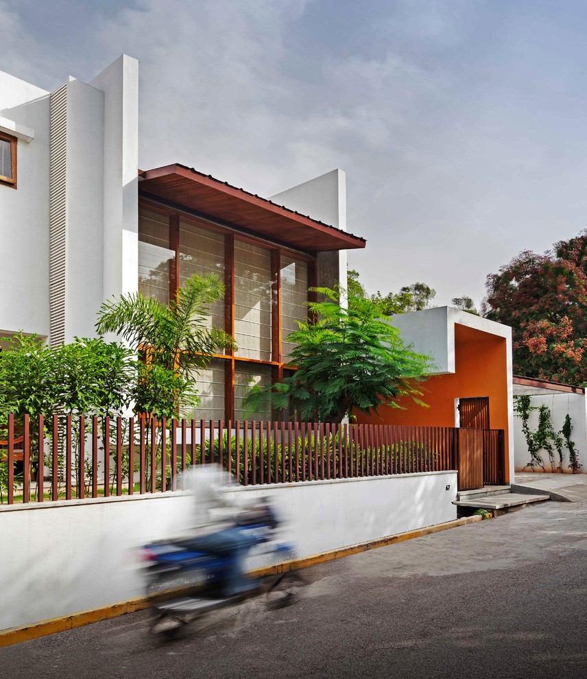 Design ideas for a contemporary exterior in Bengaluru.