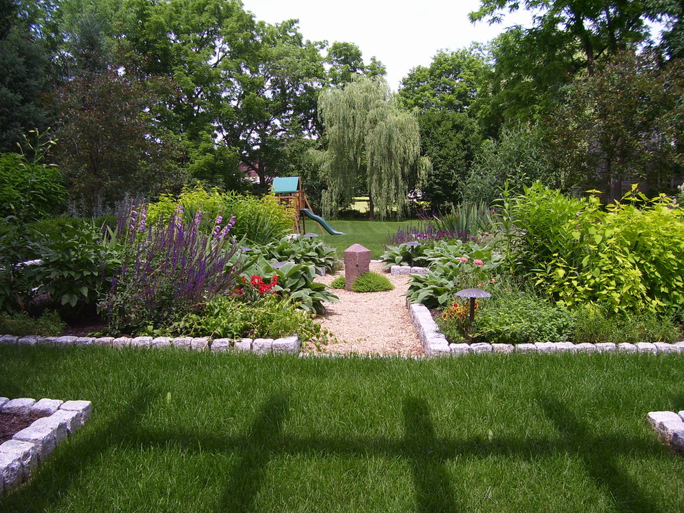 Photo of a farmhouse landscaping in Philadelphia.