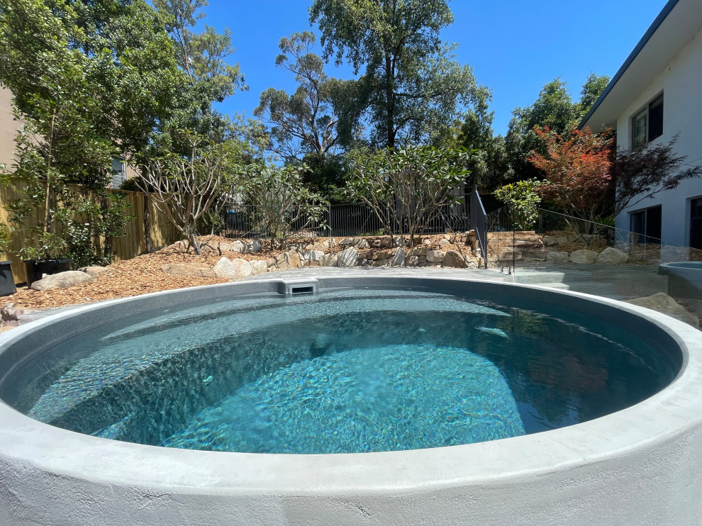 Foto di una piccola piscina moderna rotonda dietro casa con paesaggistica bordo piscina