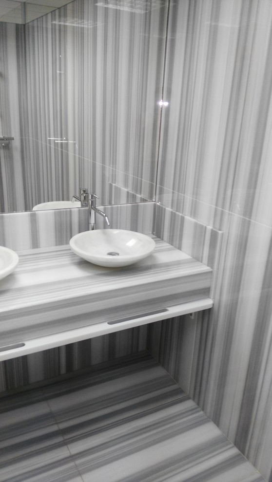 Diseño de aseo minimalista pequeño con paredes multicolor y lavabo sobreencimera