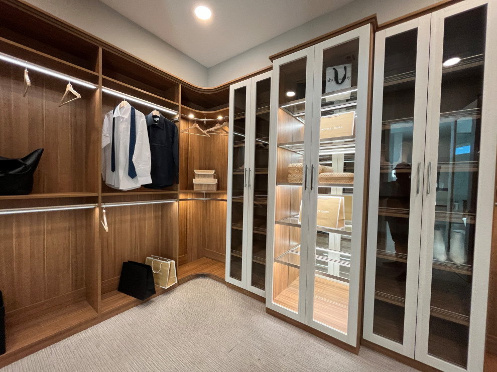 На фото: гардеробная комната среднего размера, унисекс в современном стиле с стеклянными фасадами, светлыми деревянными фасадами, ковровым покрытием и белым полом