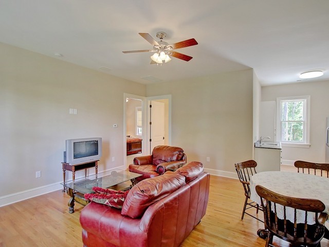 561 Little Barley Lane classique-salon