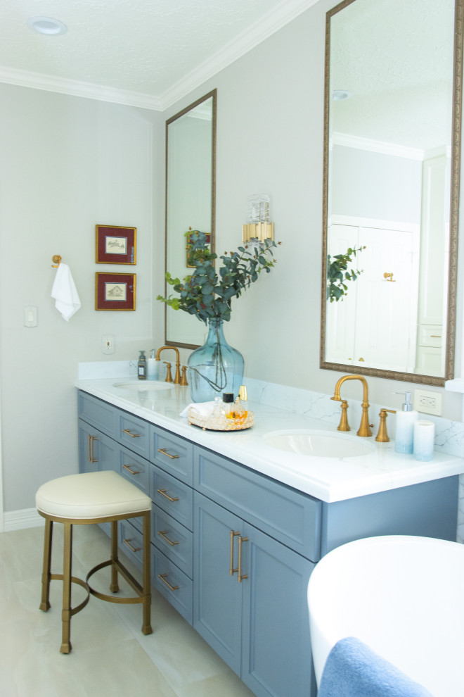 Klassisches Badezimmer mit Quarzwerkstein-Waschtisch, weißer Waschtischplatte, Doppelwaschbecken, eingebautem Waschtisch, grauer Wandfarbe, Porzellan-Bodenfliesen und beigem Boden in Houston