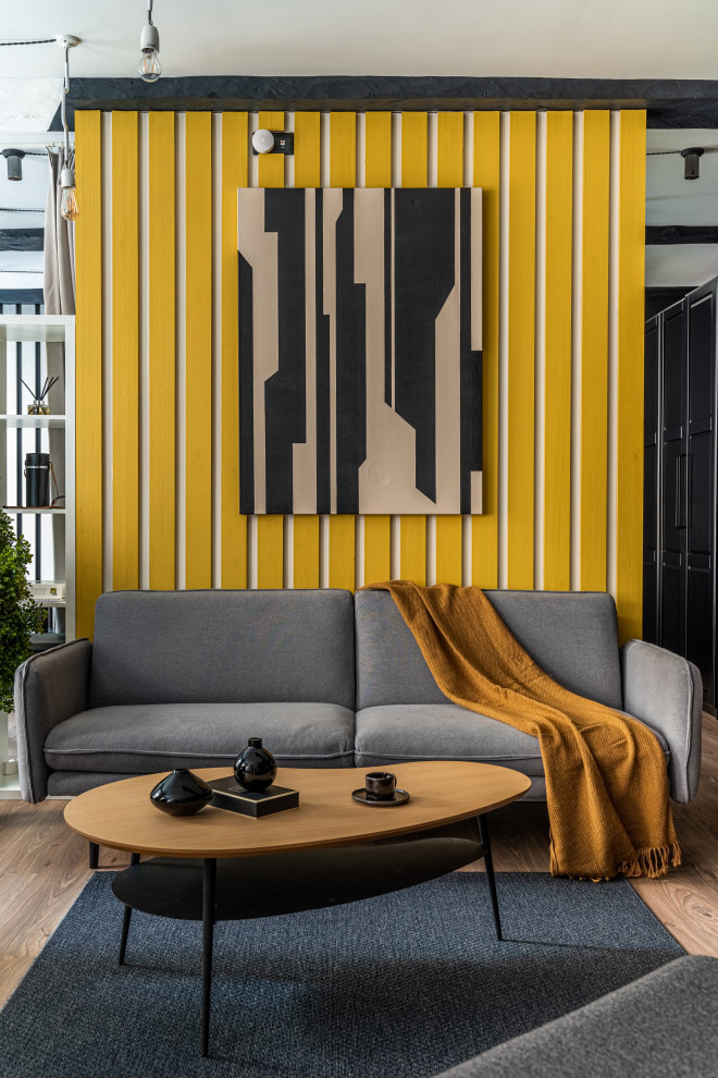 Ejemplo de salón blanco nórdico pequeño con paredes amarillas, suelo beige, vigas vistas, madera y suelo laminado